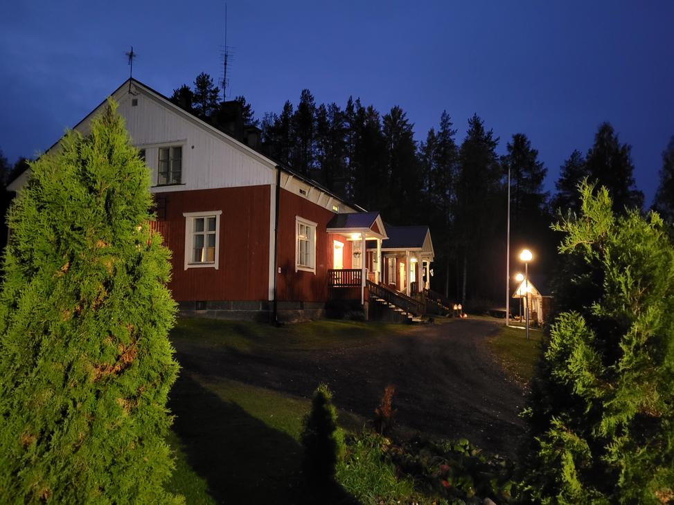 Mantan Majatalo iltavalaistuksessa.