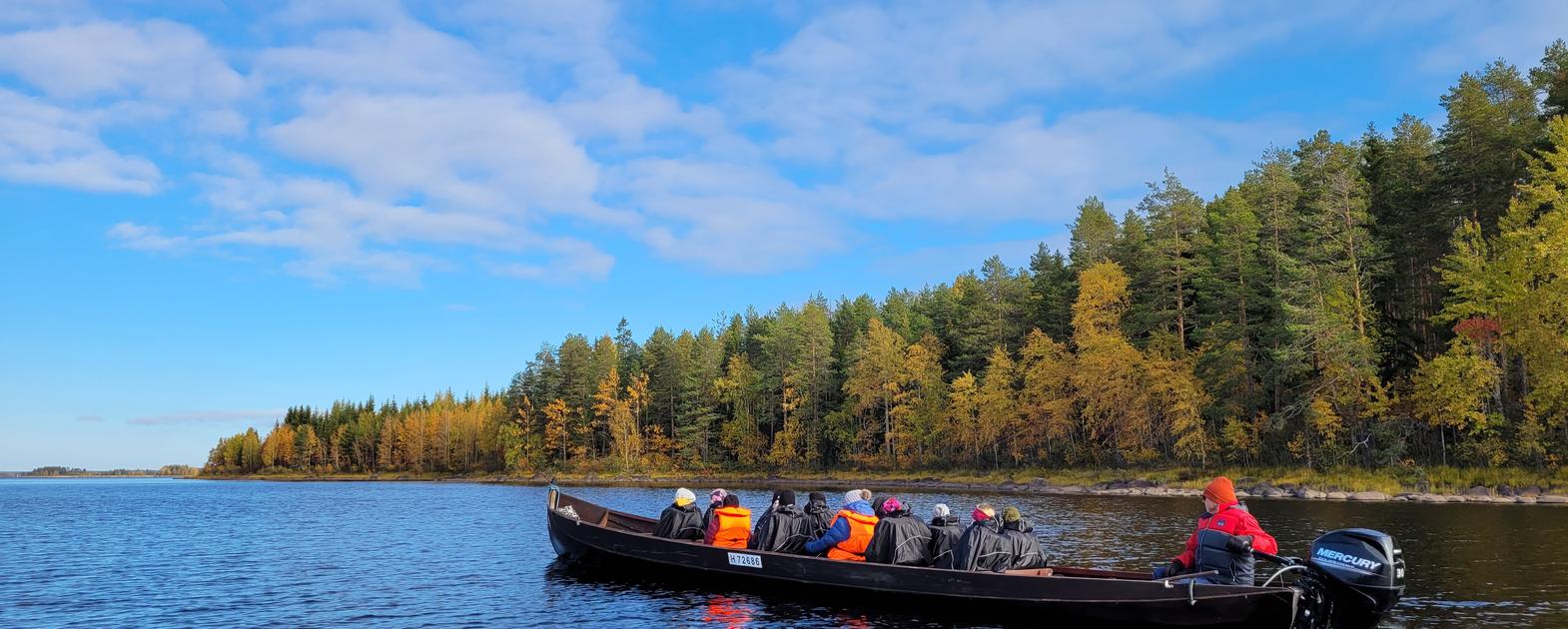 Jokivene ajossa Petkelj&auml;rvell&auml;.
