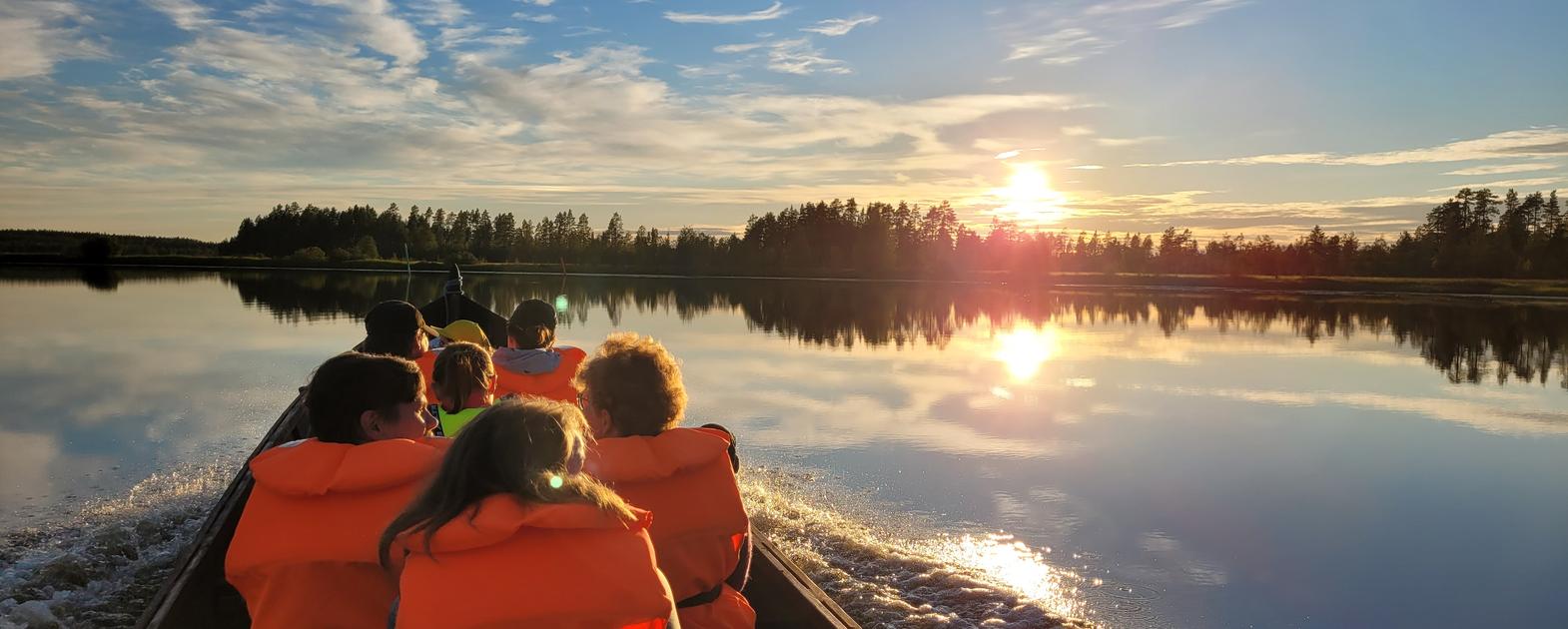 Koitajoki auringonlaskun aikaan.